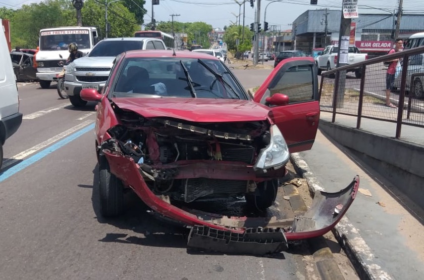 Semáforo apagado causa acidente e grande confusão em avenida de Manaus