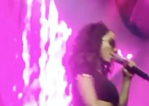 Com doença, Anitta rebola muito em show na Europa; veja vídeos
