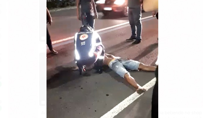 Ao saírem de bar, amigos são arremessados por carro desgovernado em avenida de Manaus