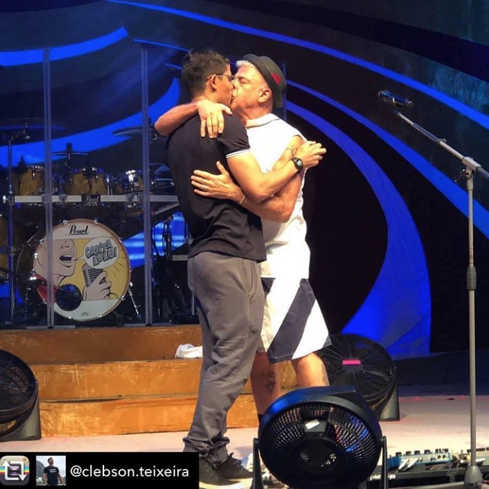 Lulu Santos posta foto beijando namorado após censura de gibi