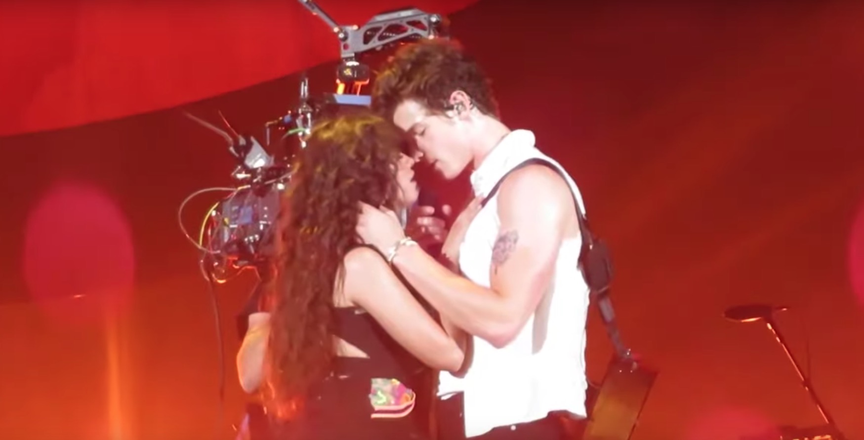 Camila Cabello aparece de surpresa no show de Shawn Mendes e clima esquenta