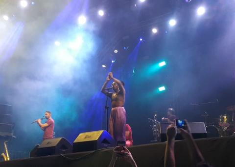 Liniker e os Caramelows dão show de representatividade na terceira noite do Passo a Paço 