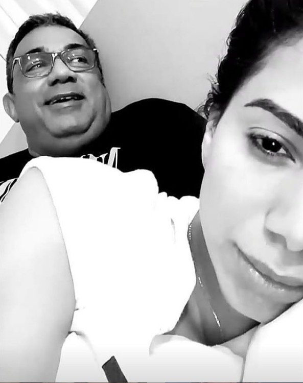 Com expressão cansada, Anitta ganha colo de pai enquanto enfrenta doença 