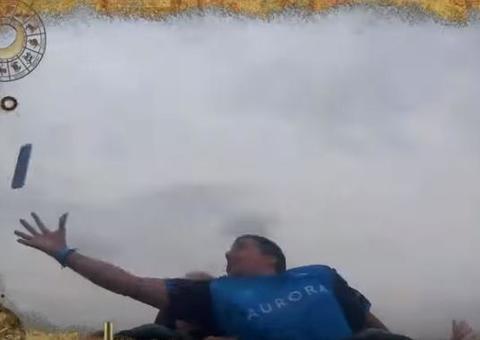 Homem pega celular no ar durante passeio de montanha-russa; assista ao vídeo 