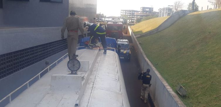 Mais de 4,5 toneladas de maconha são encontradas escondidas em caminhão-tanque na BR