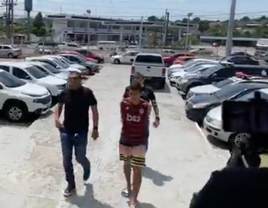 Revoltados, familiares de motoristas assassinado acompanham chegada de suspeitos a delegacia