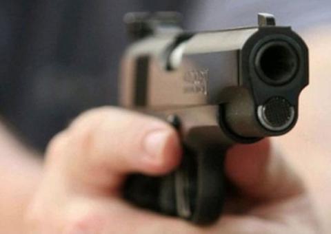 Dupla tenta assaltar banco e foge com armas de seguranças em Manaus 