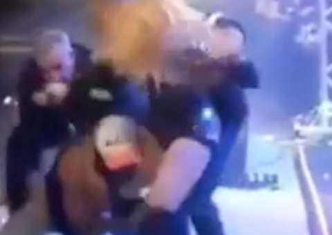  Vídeo: Fã agarra perna de Joelma e quase derruba cantora 