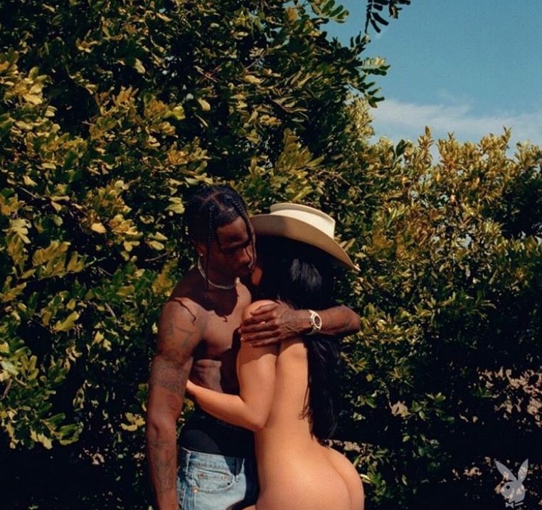 Kylie Jenner posa nua em clima quente com o marido e bumbum gigante chama atenção