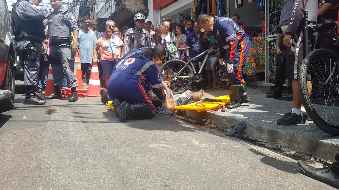 Homem tenta roubar mulher em ponto de ônibus e acaba esfaqueado por populares em Manaus 