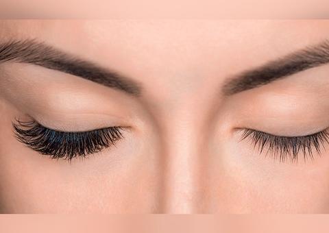 Cílios postiços? A moda agora é transplante de fios