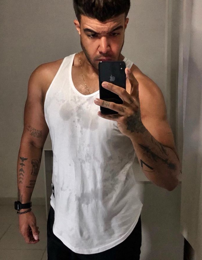  Ex-MasterChef Léo Santos exibe corpão musculoso após perder 80kg 