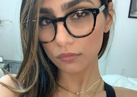  Ex-atriz pornô, Mia Khalifa pede que fãs não se aproximem dela pela manhã
