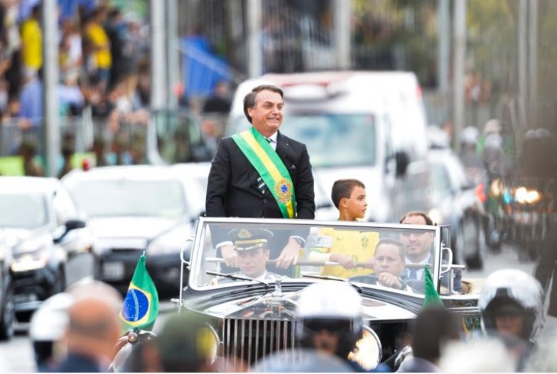Globo demite funcionário que xingou menino de ‘imbecil’ por desfilar com Bolsonaro