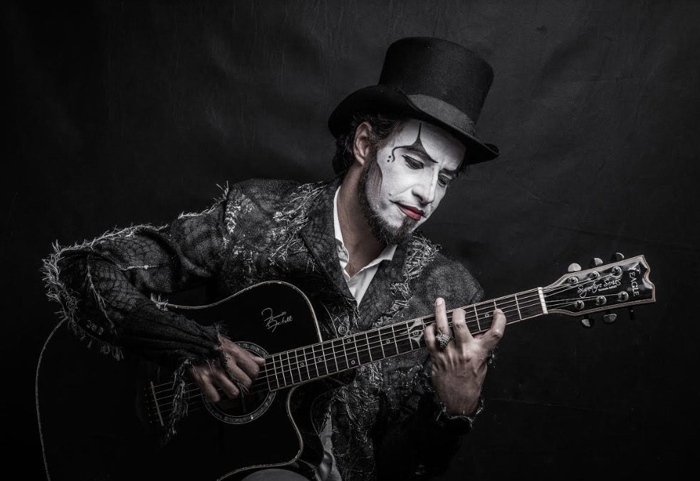 Fernando Anitelli, vocalista da banda O Teatro Mágico faz show em Manaus nesta sexta