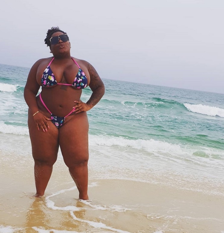 Jojo Todynho exibe curvas voluptuosas em microbiquíni 