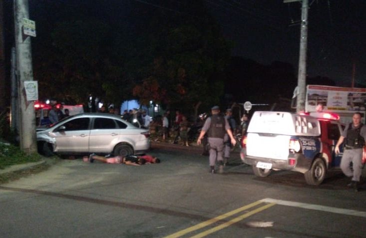 Suspeitos de arrastão batem carro em poste durante fuga em Manaus