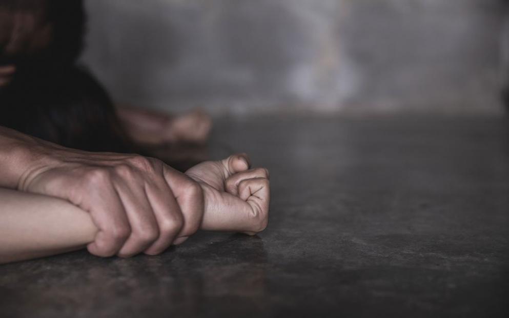 Após sofrer estupro coletivo, mulher é obrigada a casar com suspeito dentro de delegacia