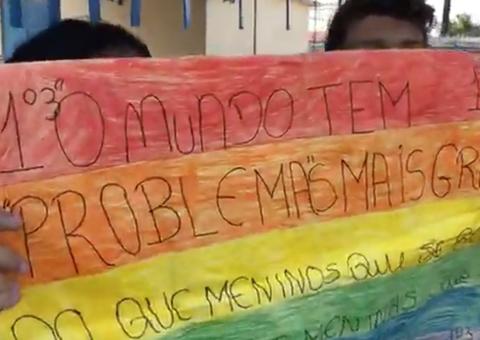 Estudante é agredido por ser homossexual e colegas fazem protesto em Manaus