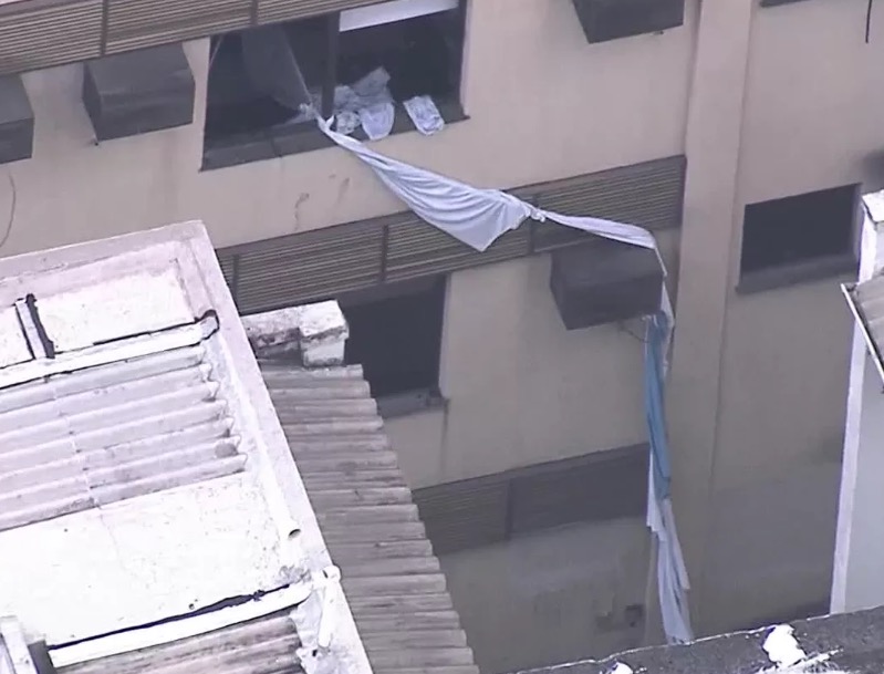 Mulher despenca do 3º andar de hospital em chamas ao tentar sair usando 'teresa'