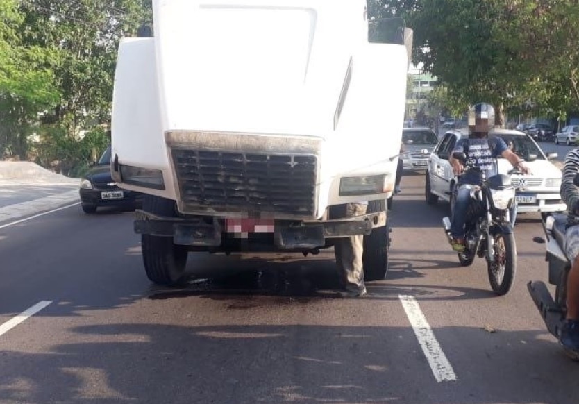 Em pleno horário de pico, caminhão em pane mecânica para trânsito em avenida de Manaus