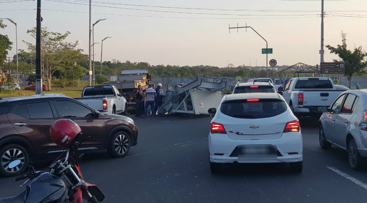 Carga de caminhão desaba e derrama óleo em avenida de Manaus 