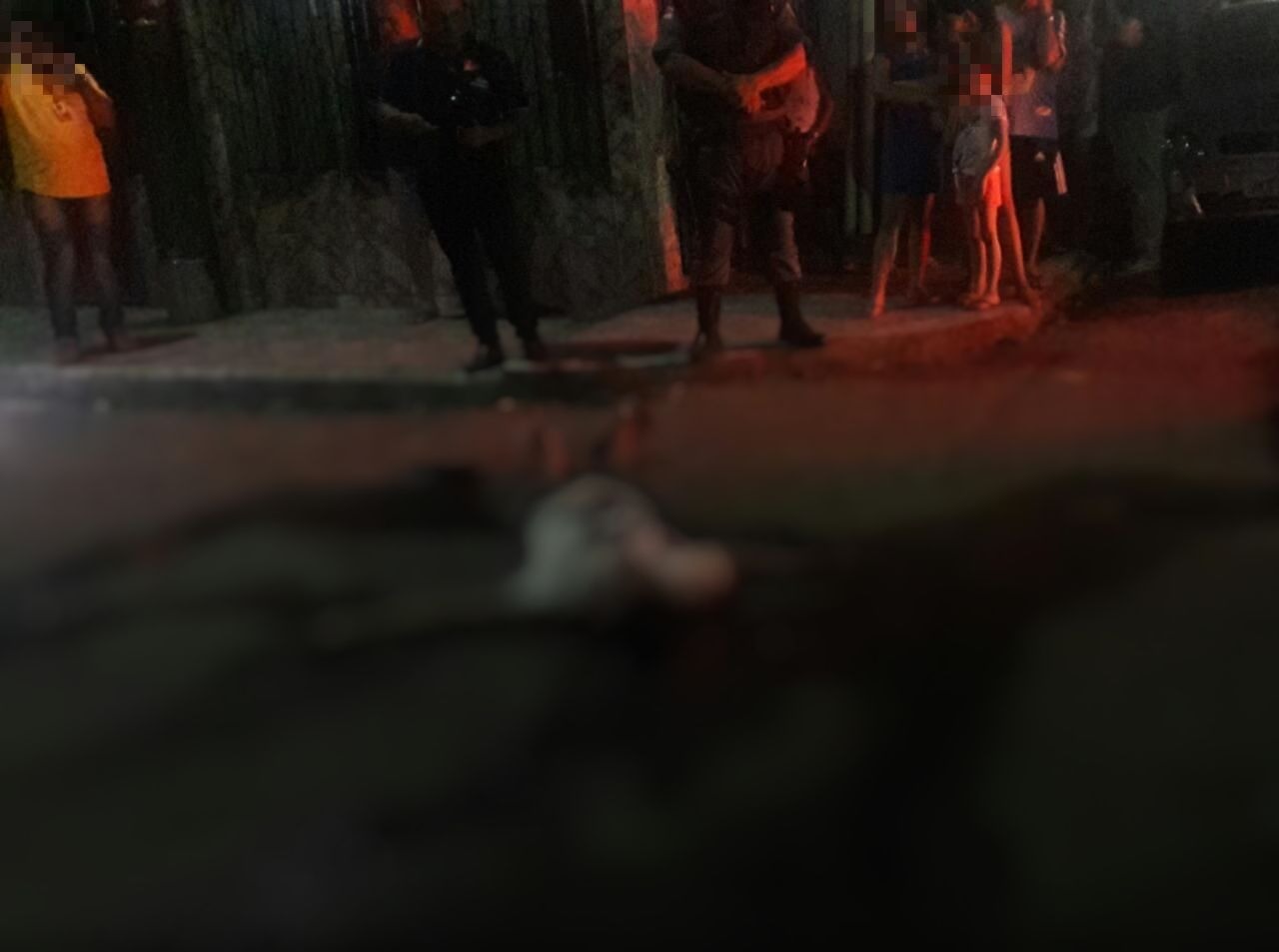 Homem é executado com mais de 10 tiros enquanto caminhava em rua de Manaus 