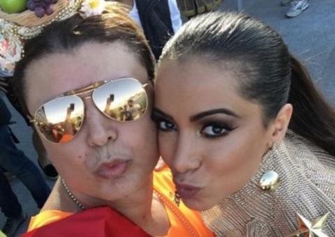 David Brazil expõe bunda de Anitta de fio-dental em vídeo: 'que raba é essa'