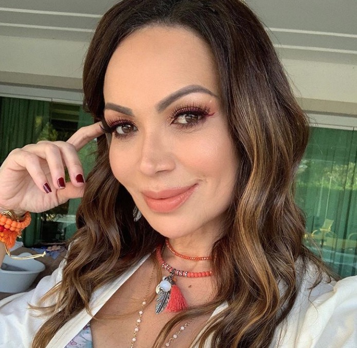 Solange Almeida exibe celulites em foto de biquíni: 'perfeições não enganam'