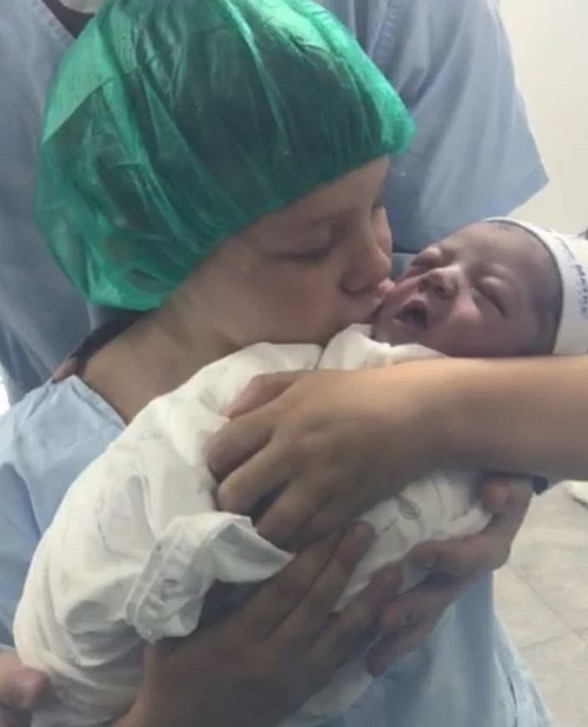 Em vídeo, filho de Neymar segura irmãozinho recém-nascido; assista