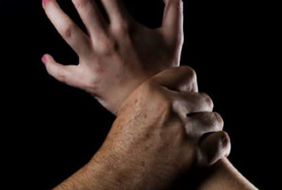 Mulher com paralisia é estuprada pelo amigo do pai durante festa na própria residência