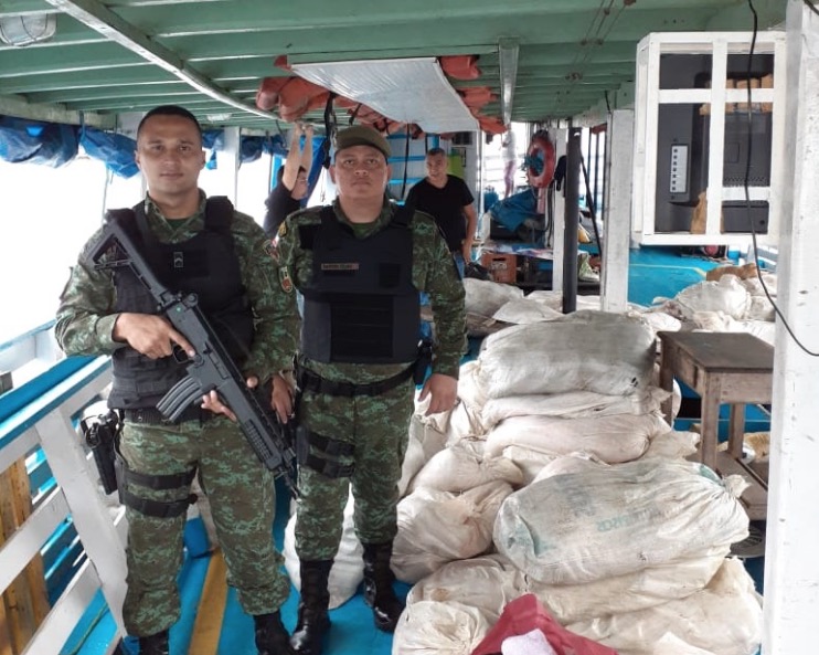 Barco é apreendido com 9 toneladas de pirarucu e 100 kg de carne de caça ilegais em Manaus