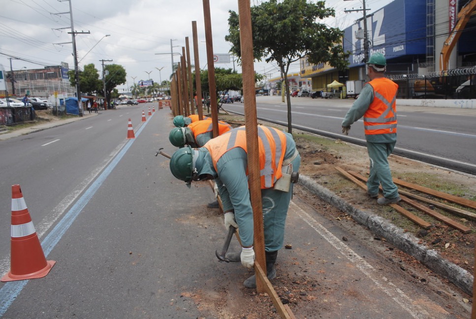 Tapumes começam a ser instalados para obra na rotatória do Manoa em Manaus 
