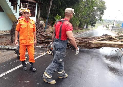 Temporal causa queda de energia e falta de água em Manaus nesta terça 