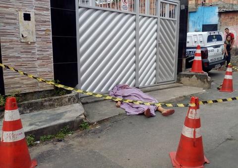 Mulher é morta a tiros em frente à própria casa em Manaus 