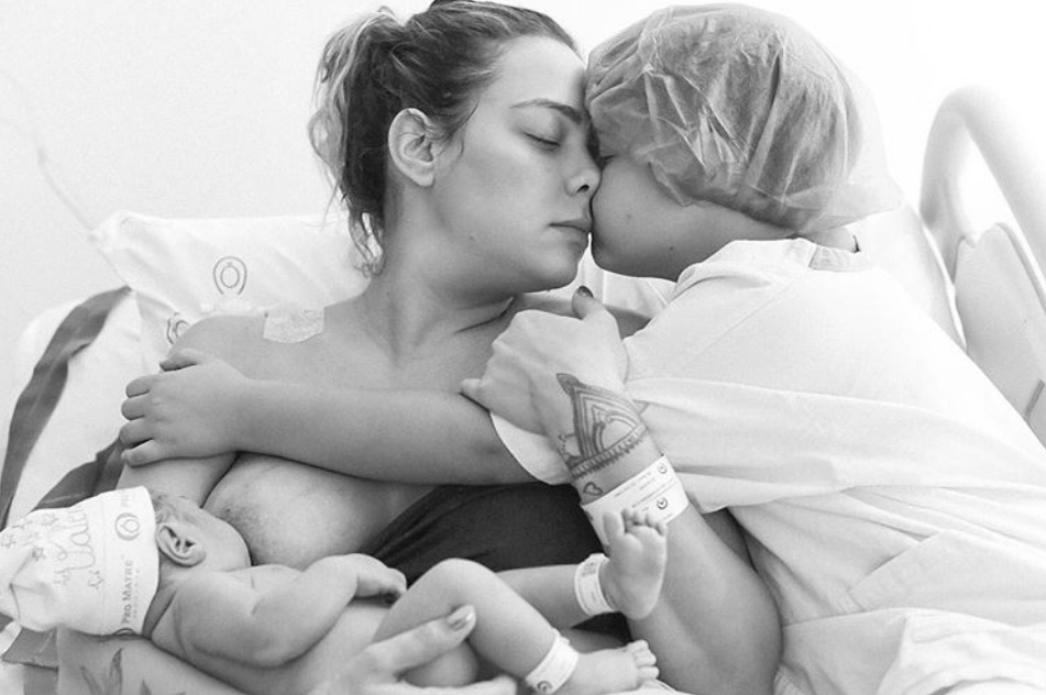 Carol Dantas mostra foto amamentando filho ao lado de herdeiro de Neymar