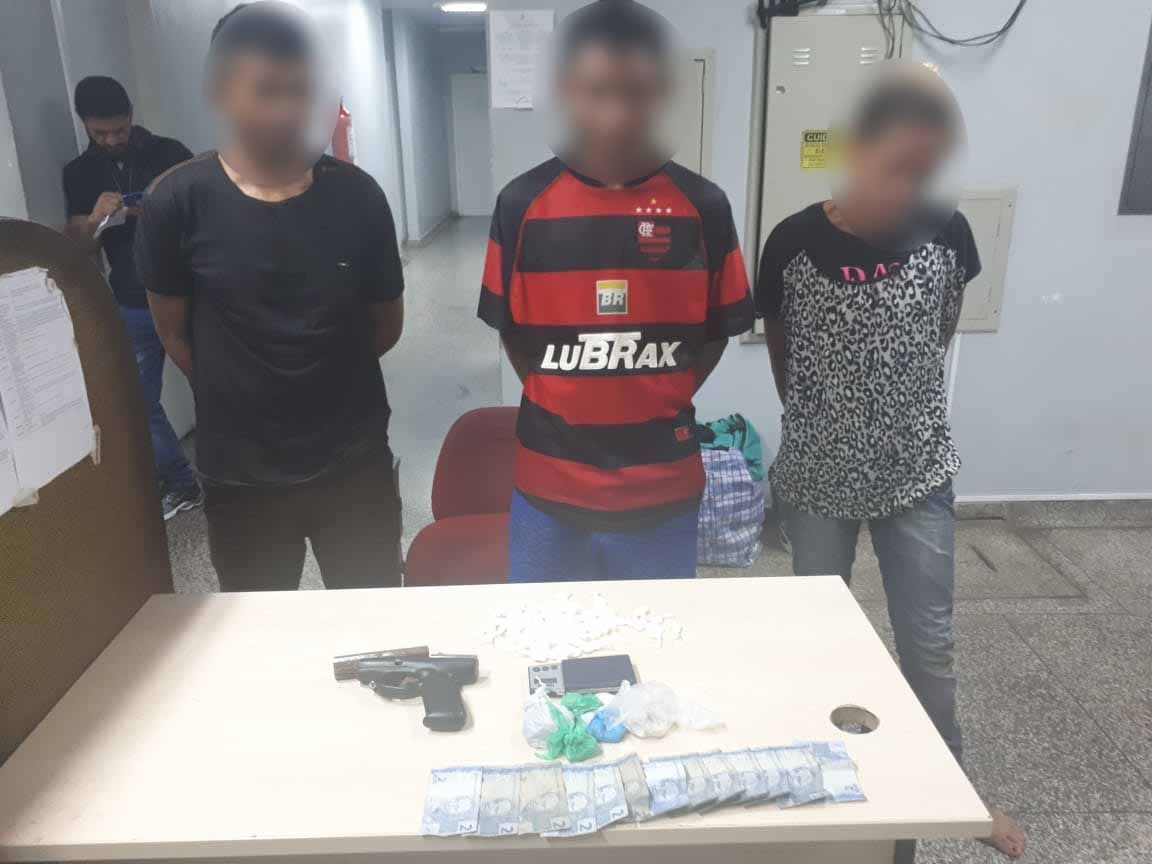 Foragido e mulher de 50 anos são presos com arma e drogas em Manaus