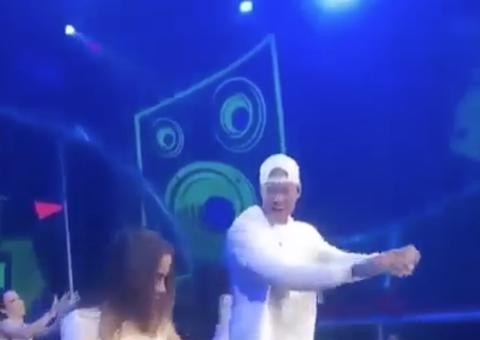 Leo Santana dança com Anitta e volume na calça chama atenção: ‘parece uma mangueira’