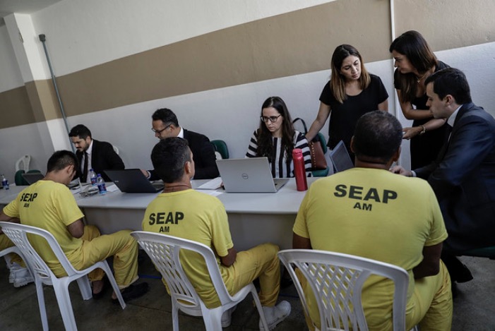 Em Manaus, mutirão revisa penas de 300 presos do Compaj 