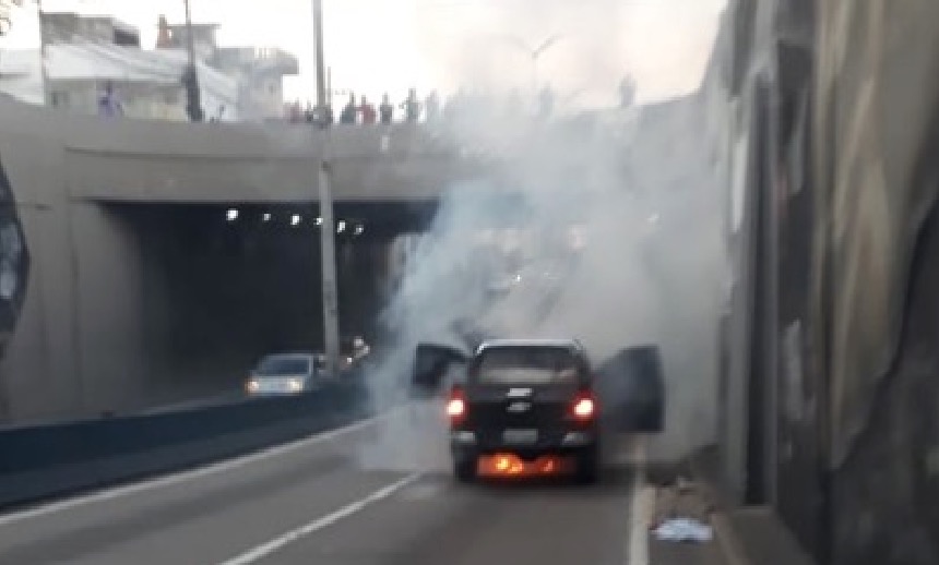 Em avenida de Manaus, pick-up é engolida pelas chamas e deixa trânsito caótico  