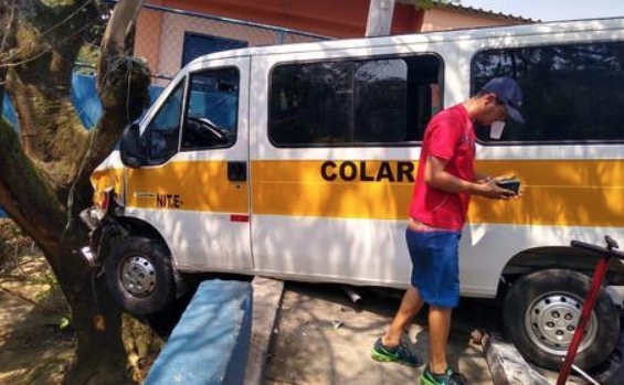 Desgovernada, van escolar atinge carros e árvore e deixa 10 criança feridas