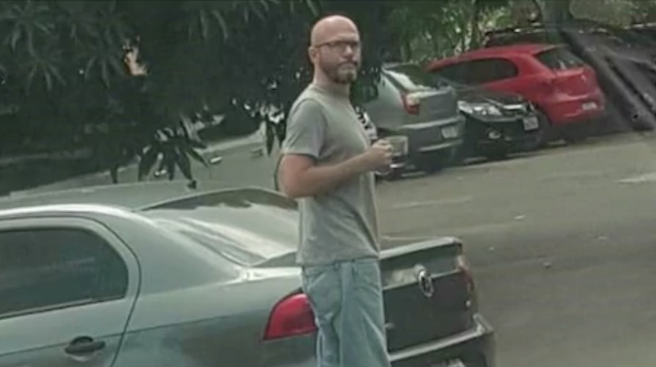 Preso, delegado Sotero é flagrado passeando do lado de fora de delegacia em Manaus