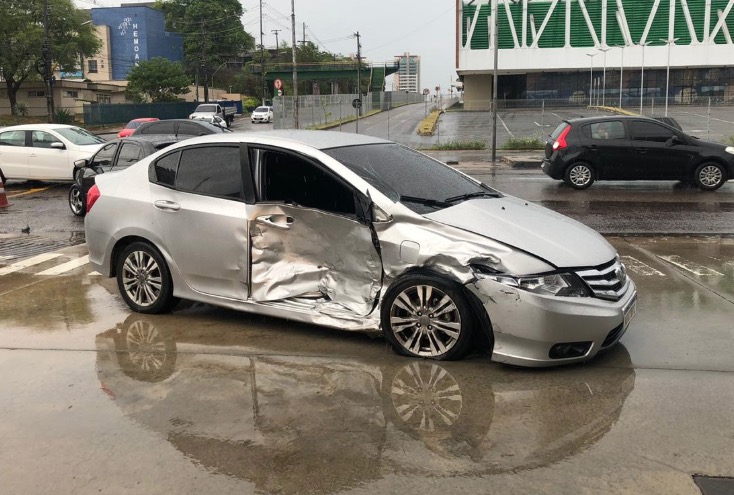 Em Manaus, mulheres ficam presas às ferragens de carros após colisão violenta em avenida