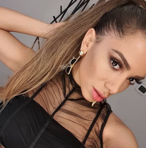 Com biquíni que não dá conta do recado, Anitta aparece dançando antes de show