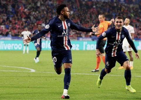 Hostilizado pela torcida, Neymar faz gol no fim e dá vitória ao PSG sobre o Lyon