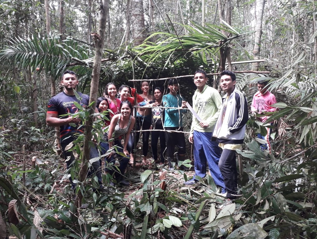 Sem estrutura, estudantes do Amazonas fazem da floresta seu laboratório e vão conhecer o Papa