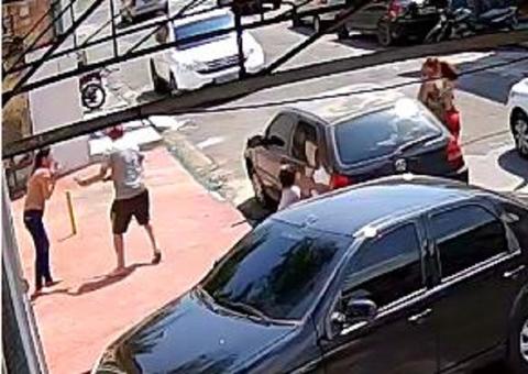 Câmera flagra criança em desespero ao ver mãe sofrendo agressão enquanto é roubada em Manaus