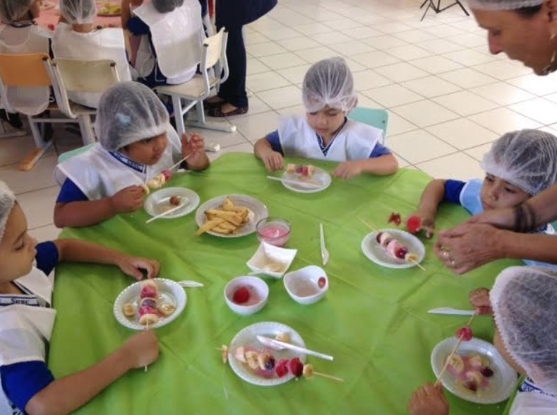 ‘Mesinha Saudável’ orienta sobre alimentação saudável em instituições infantis em Manaus