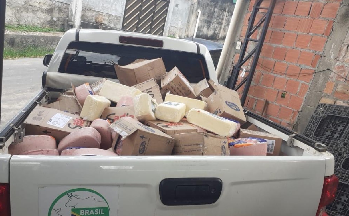 Operação apreende mais de meia tonelada de queijo e presunto vencidos em Manaus 