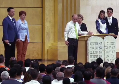 Edir Macedo diz que proibiu filhas de cursarem faculdade: ‘seria a cabeça da relação’